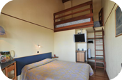 Habitación « Triple » con Mezzanine por 3 o 4 personas Habitación « Triple » con Mezzanine por 3 o 4 personas